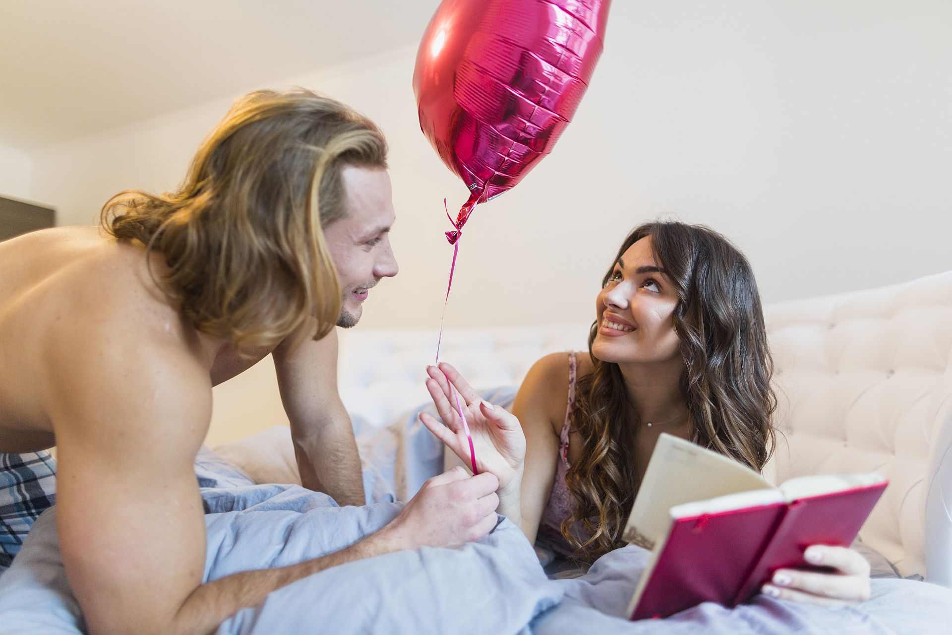 Cuplu care citește povești sexuale