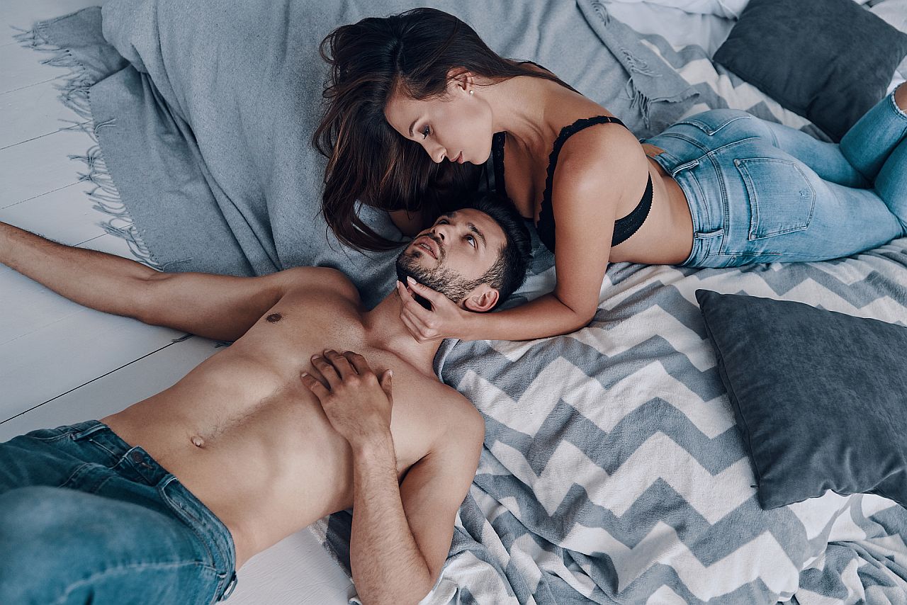 Cuplu îndrăgostit care contemplă un triunghi amoros