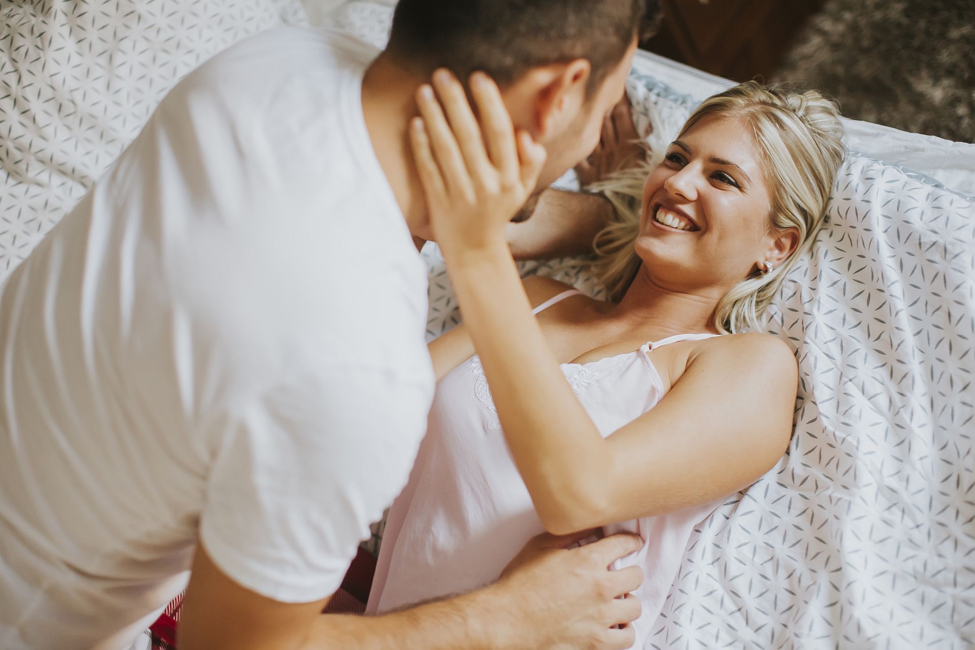 Cuplu care se pregătește pentru sex în saună