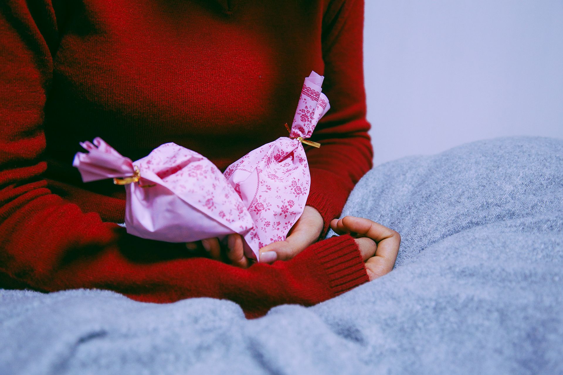 Kobieta, która nie wie jak zmienić termin menstruacji