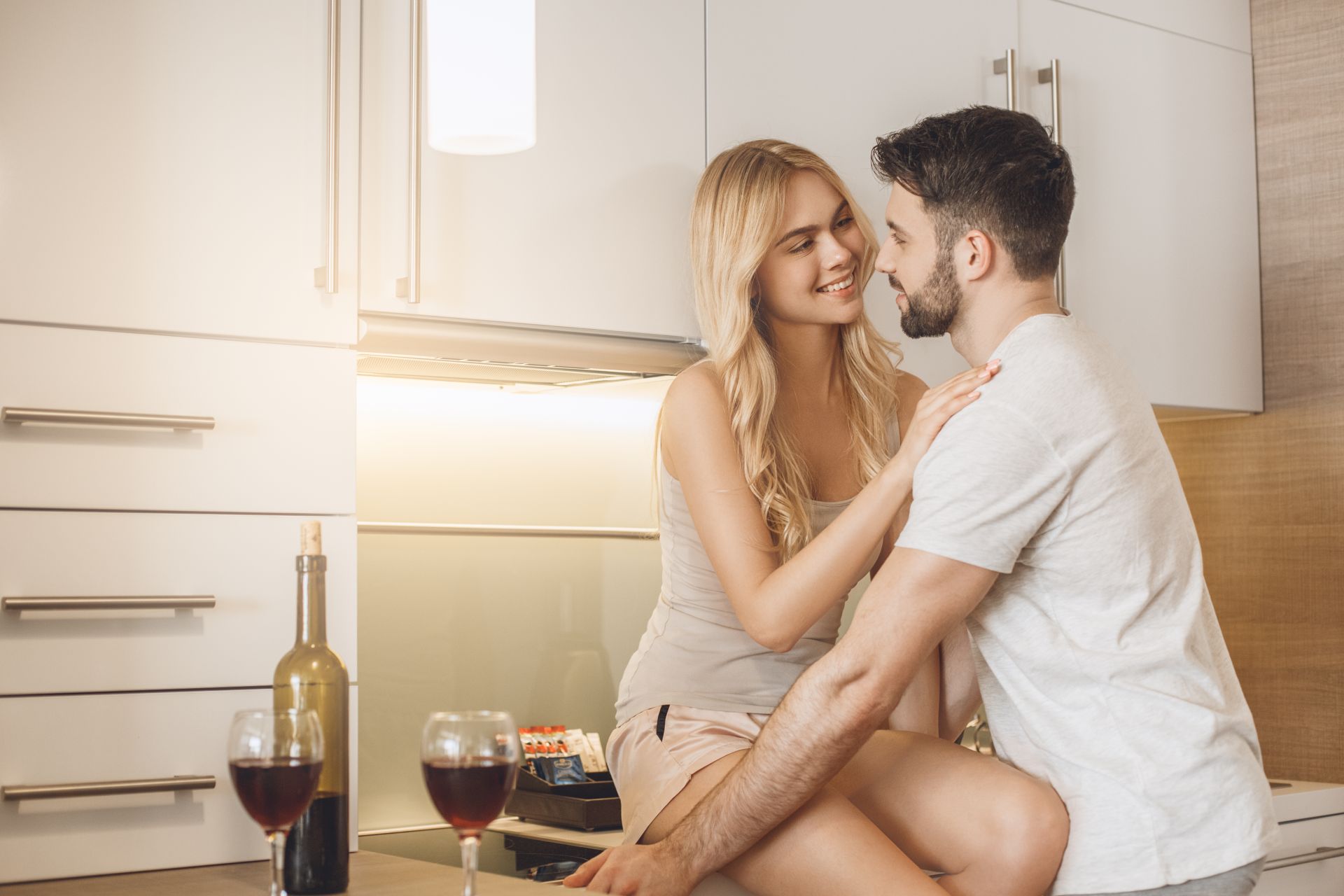 Femeia inițiază sexul în bucătărie