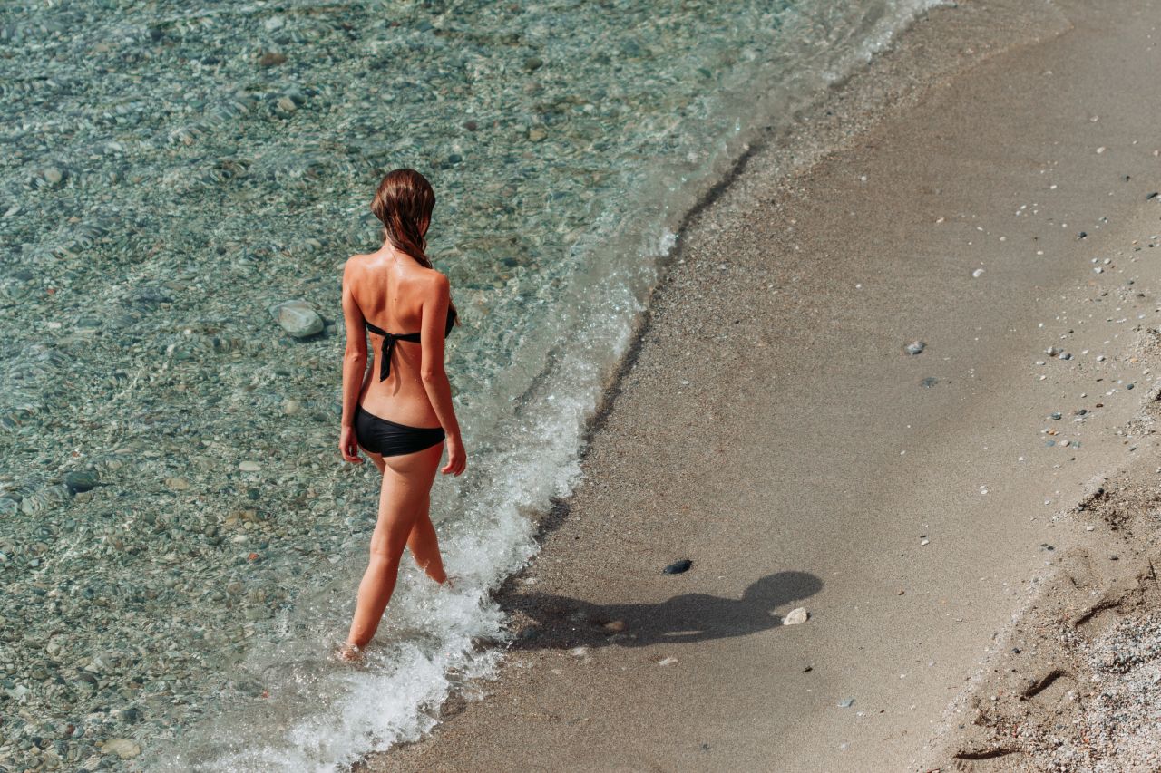 O femeie care se plimba pe malul mării a ajuns pe o plajă nudistă 