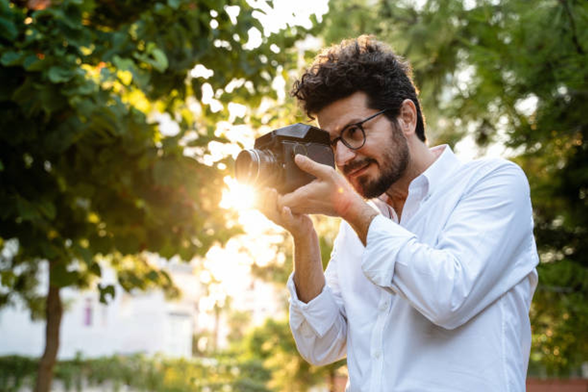 Un tip fotografiază o femeie care îi atrage atenția