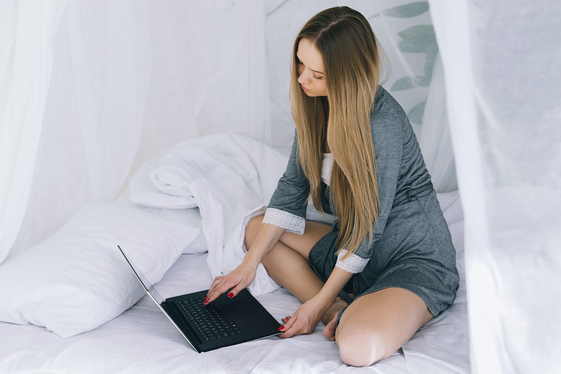 Femeie care caută informații despre cum să înregistreze filme porno acasă