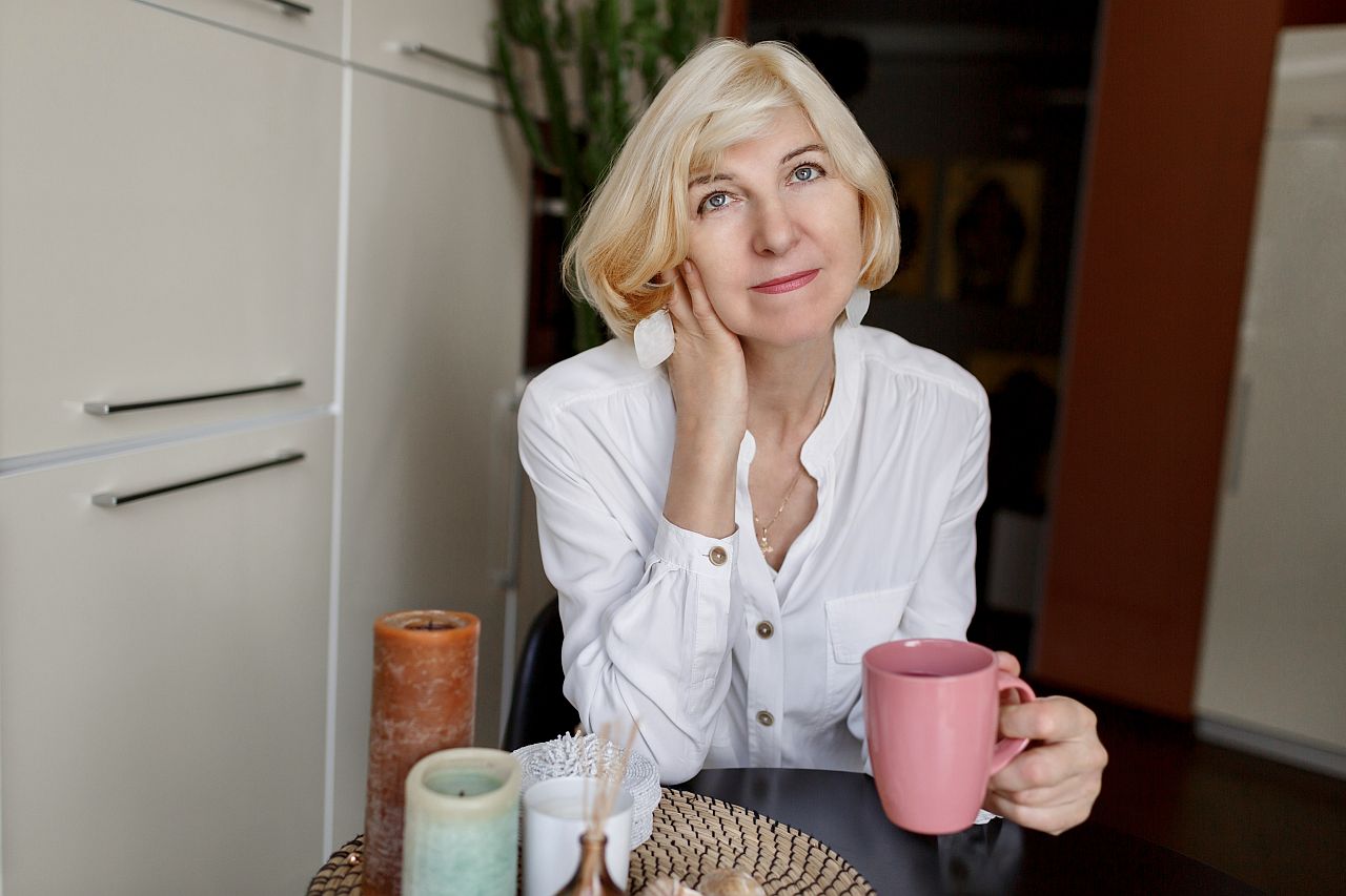 Kobieta zastanawiająca się kiedy będzie mieć Premenopauzę
