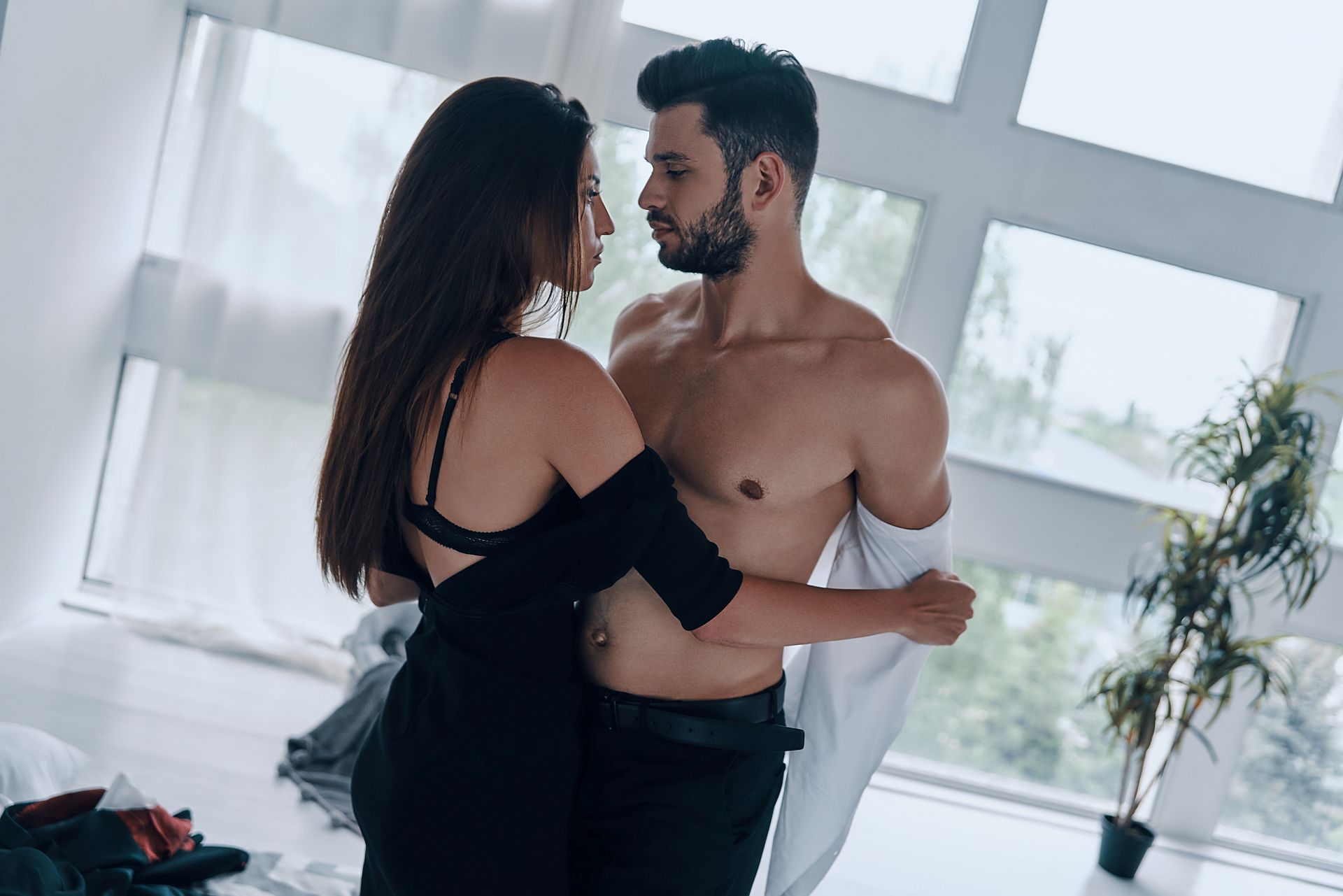 Cuplu care face sex în picioare 