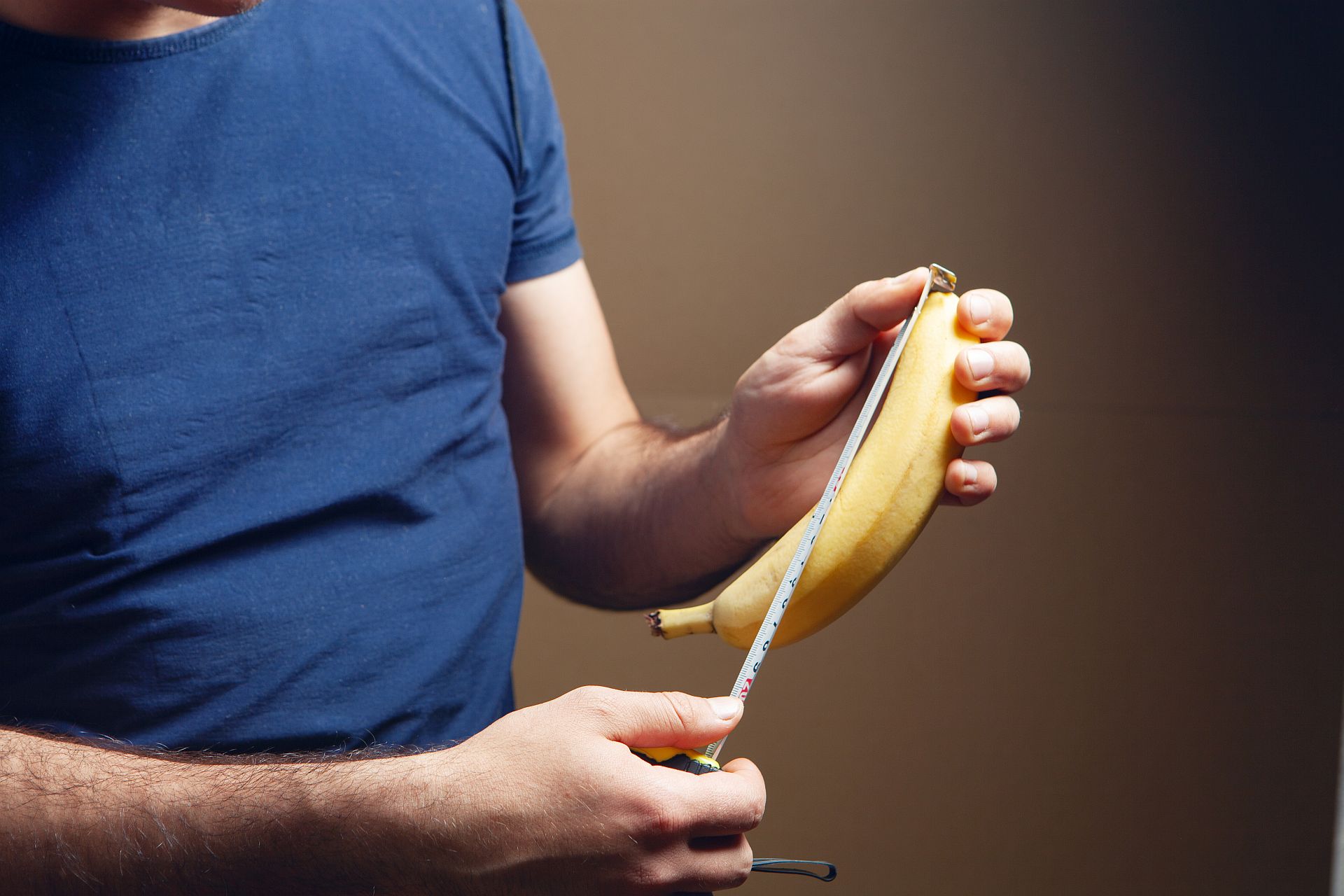 Un bărbat care are un penis mare 