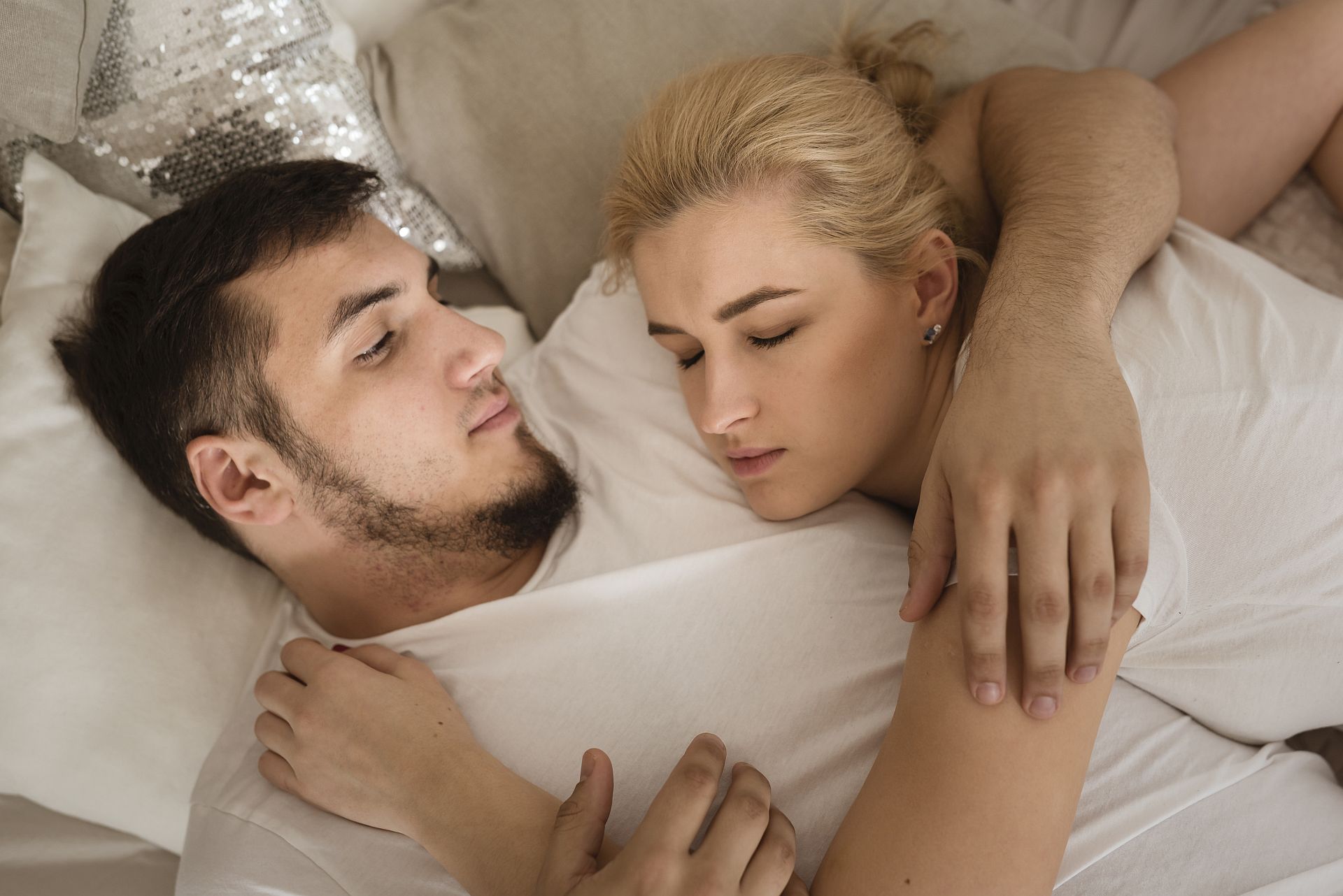 Un bărbat pregătește o femeie virgină pentru sex  