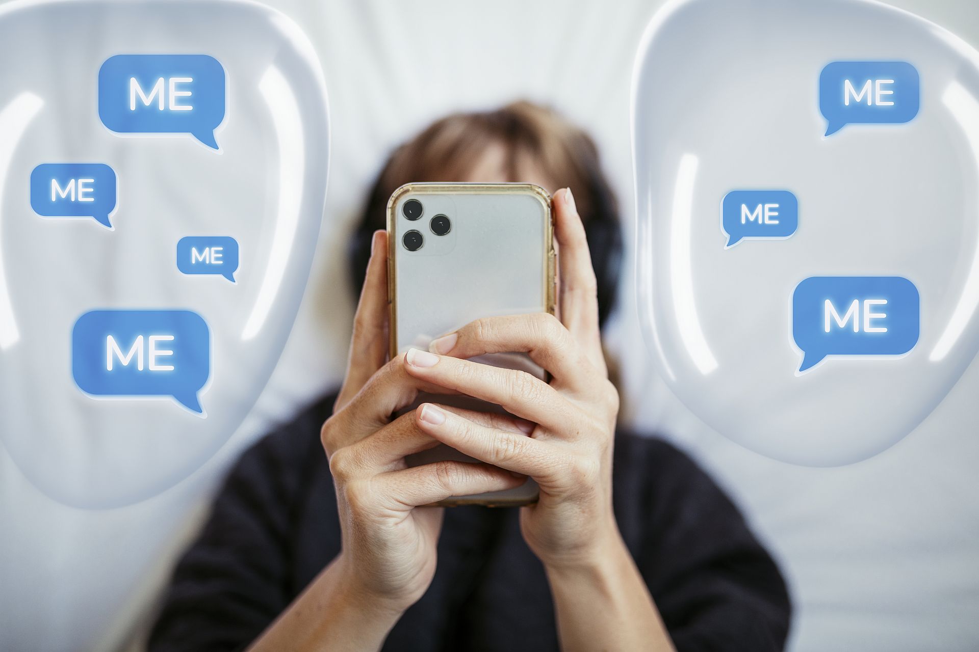 Persoană care comentează postările din social media