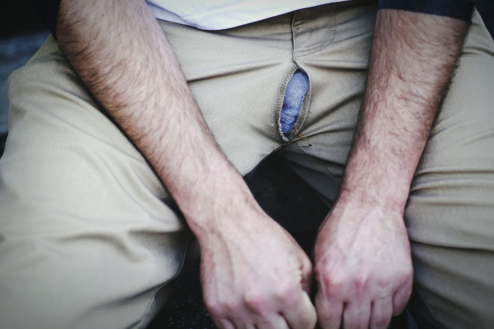 testicule masculine ascunse în boxeri