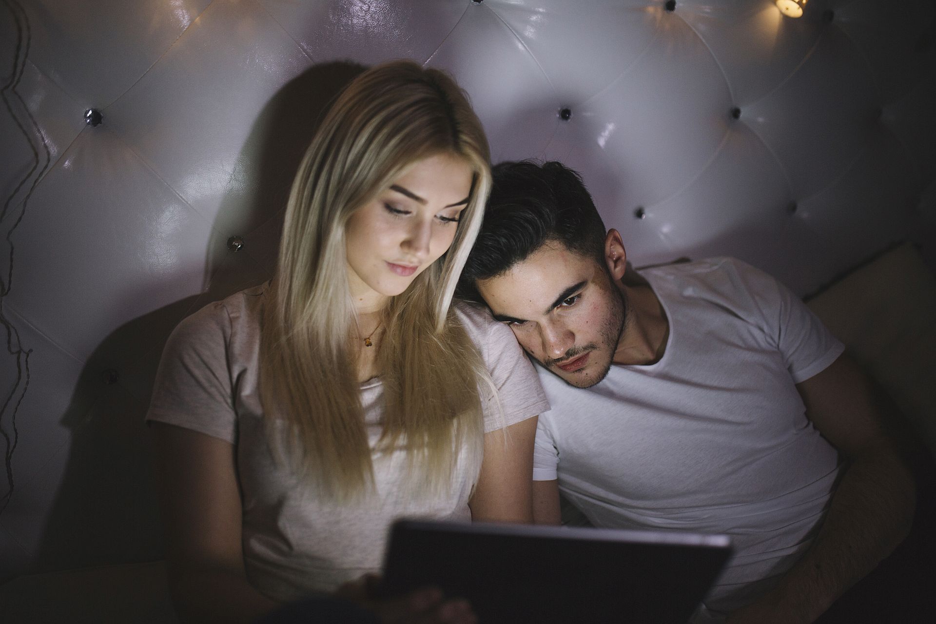 Un cuplu începe să se joace erotic online