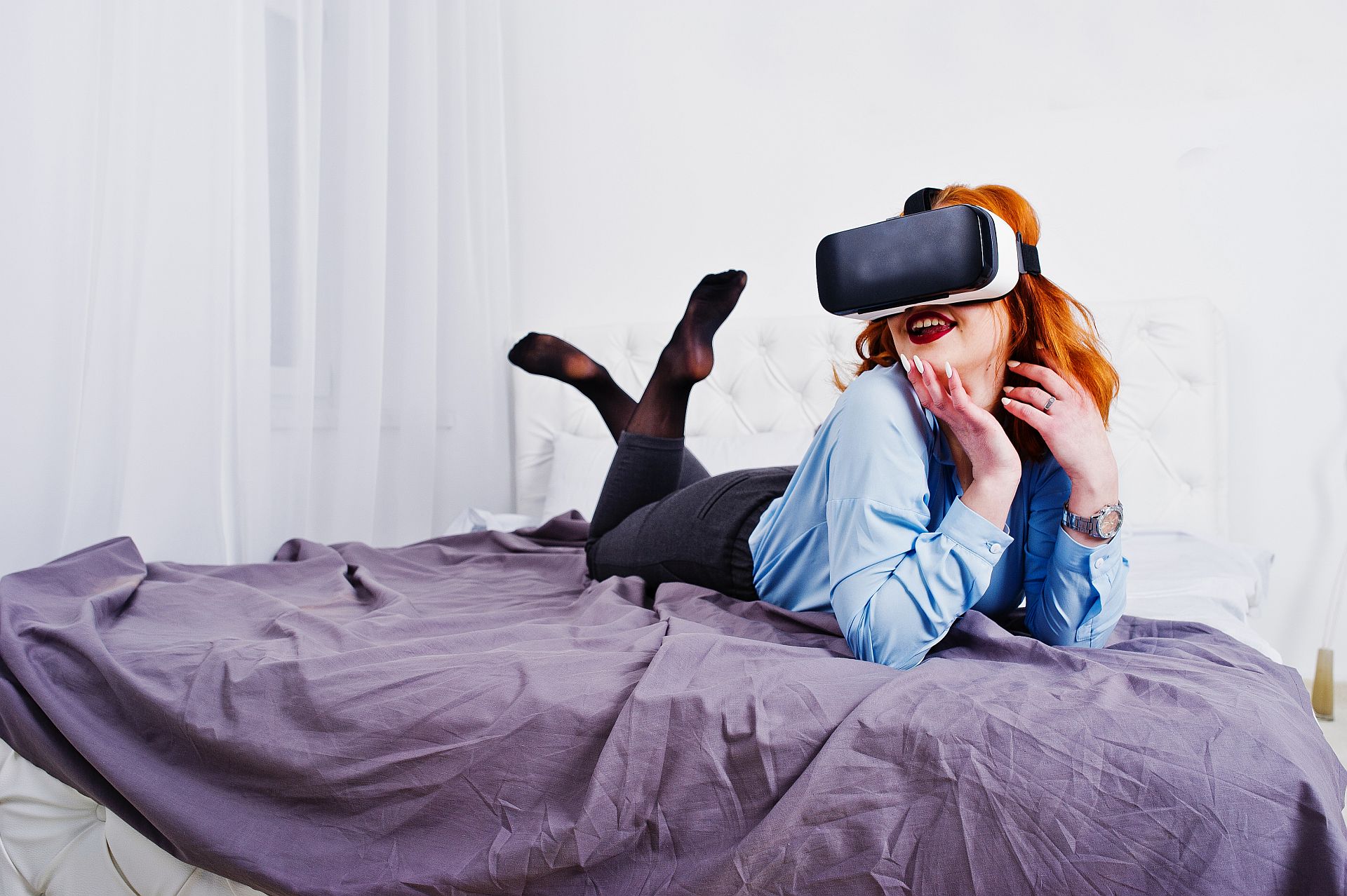 Kobieta oglądająco porno VR