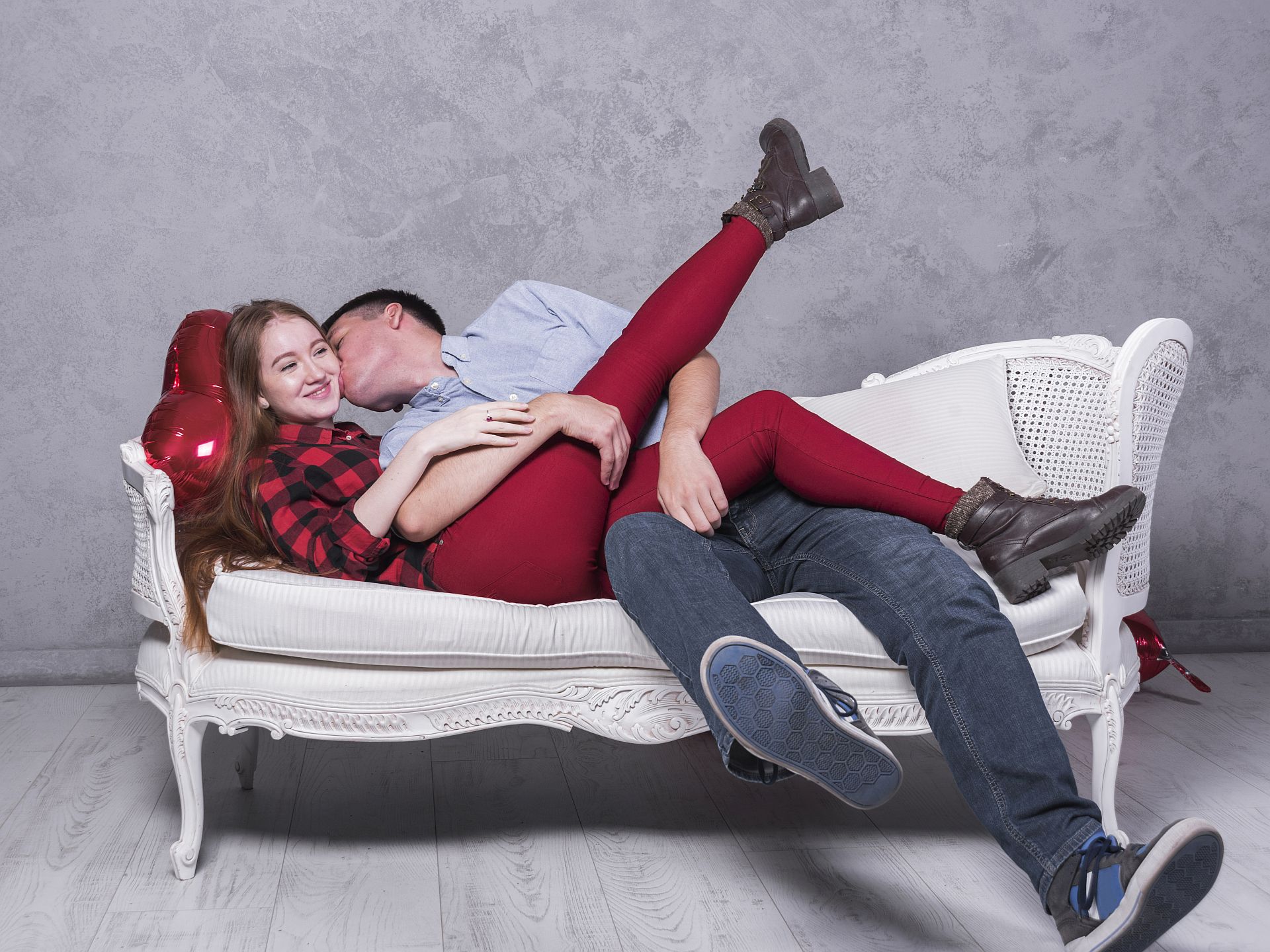 Cuplul a trecut de la poziția de îmbrățișare la o altă poziție erotică 