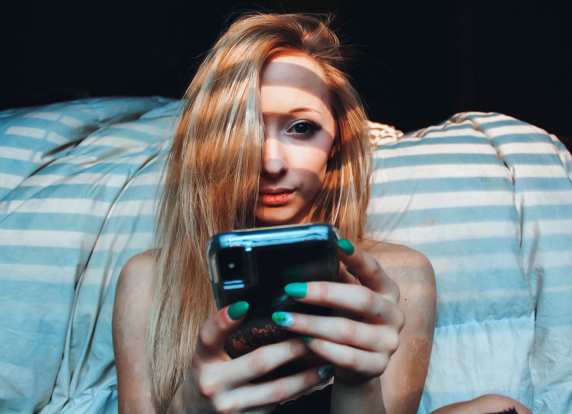 Cybersex femei la o vârstă fragedă