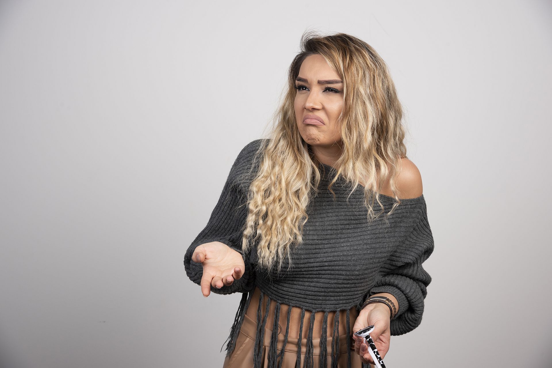 Femeia nu știe cum să acționeze pentru că partenerul ei este narcisist