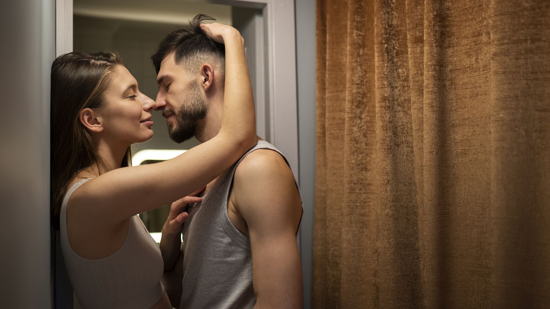 cuplu care vrea să facă sex într-un avion