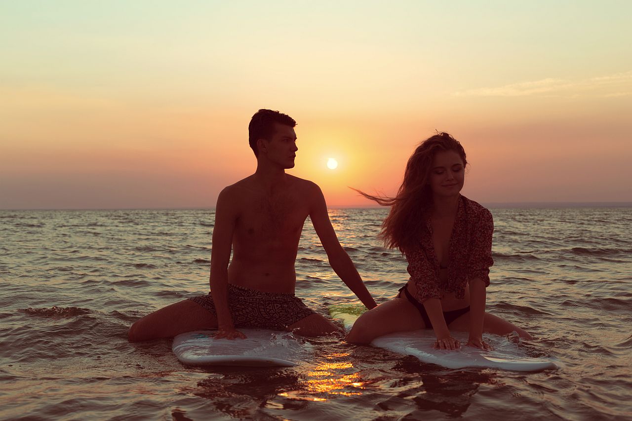 Cuplu activ pe plaja nudistă 