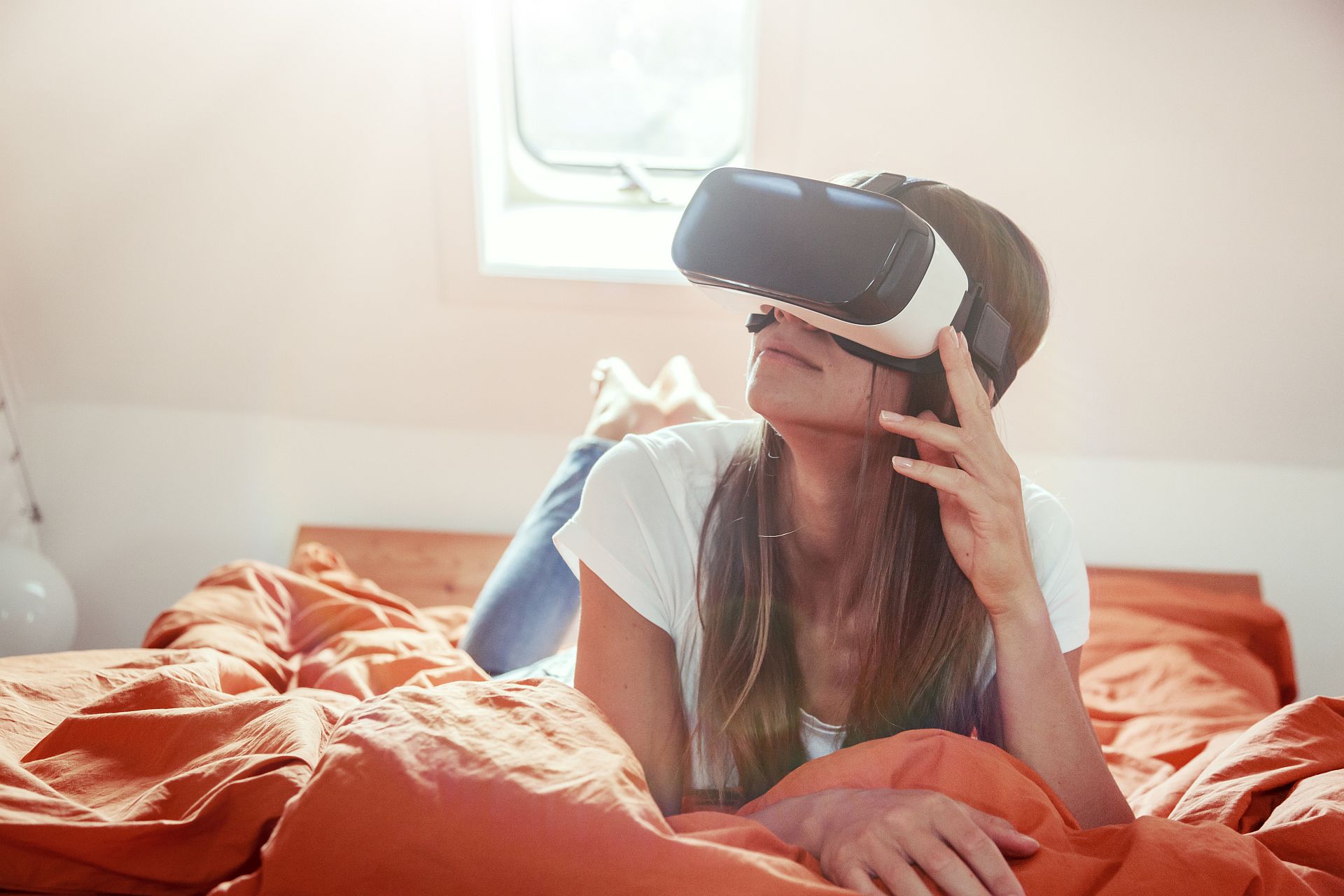 Kobieta oglądająca filmiki porno VR