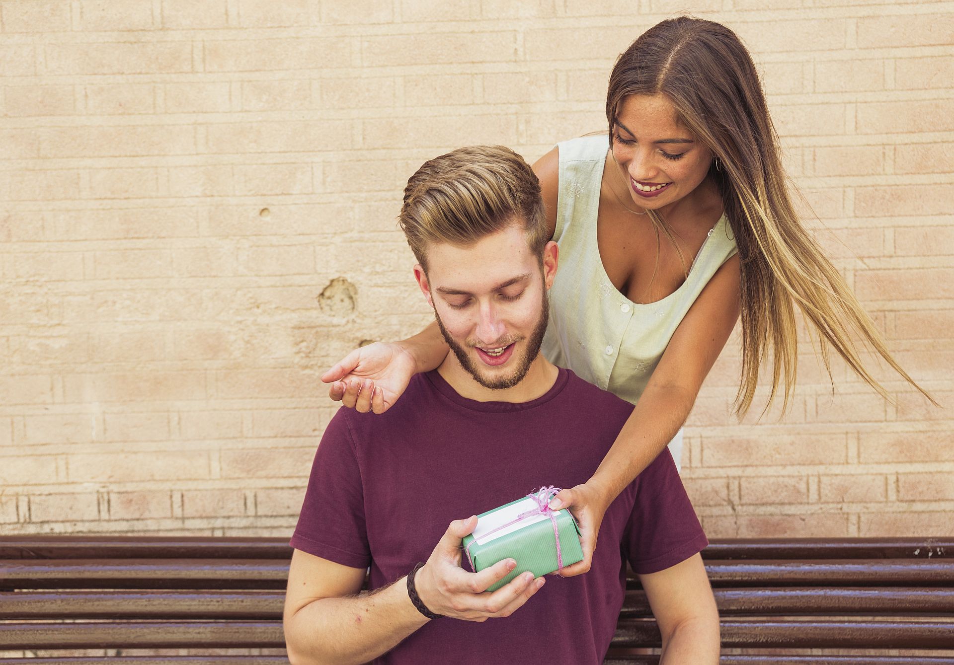 Cuplu care folosește sexting cu cadou