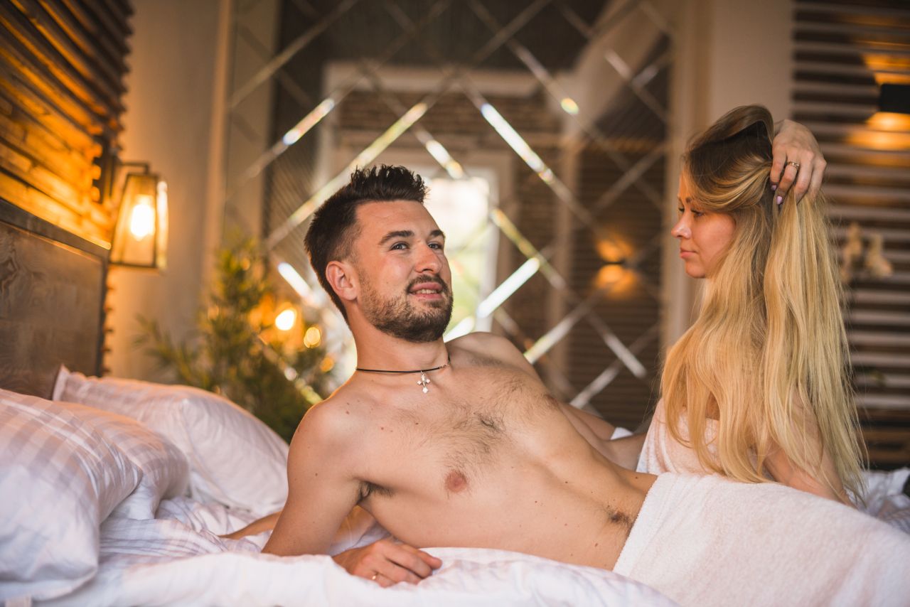 Guy, mulțumit după masajul testiculelor de către amantă