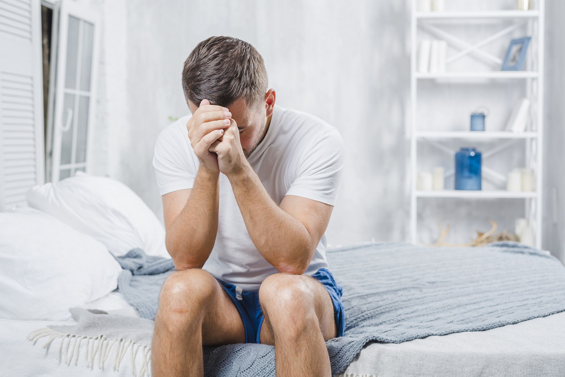 Bărbat în curs de recuperare după fracturarea penisului