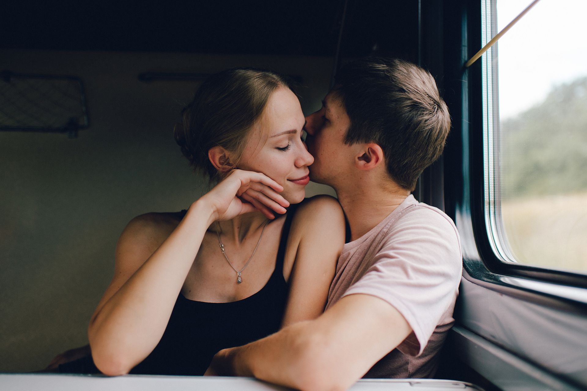 Un cuplu din tren încearcă să facă sex 