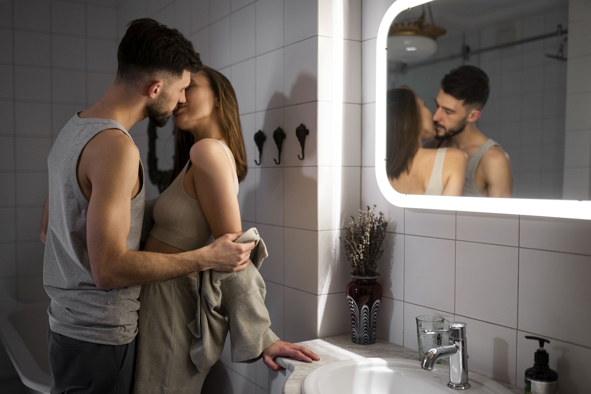 Un bărbat vrea să iubească o femeie în wc pentru ca Omorashi să apară 