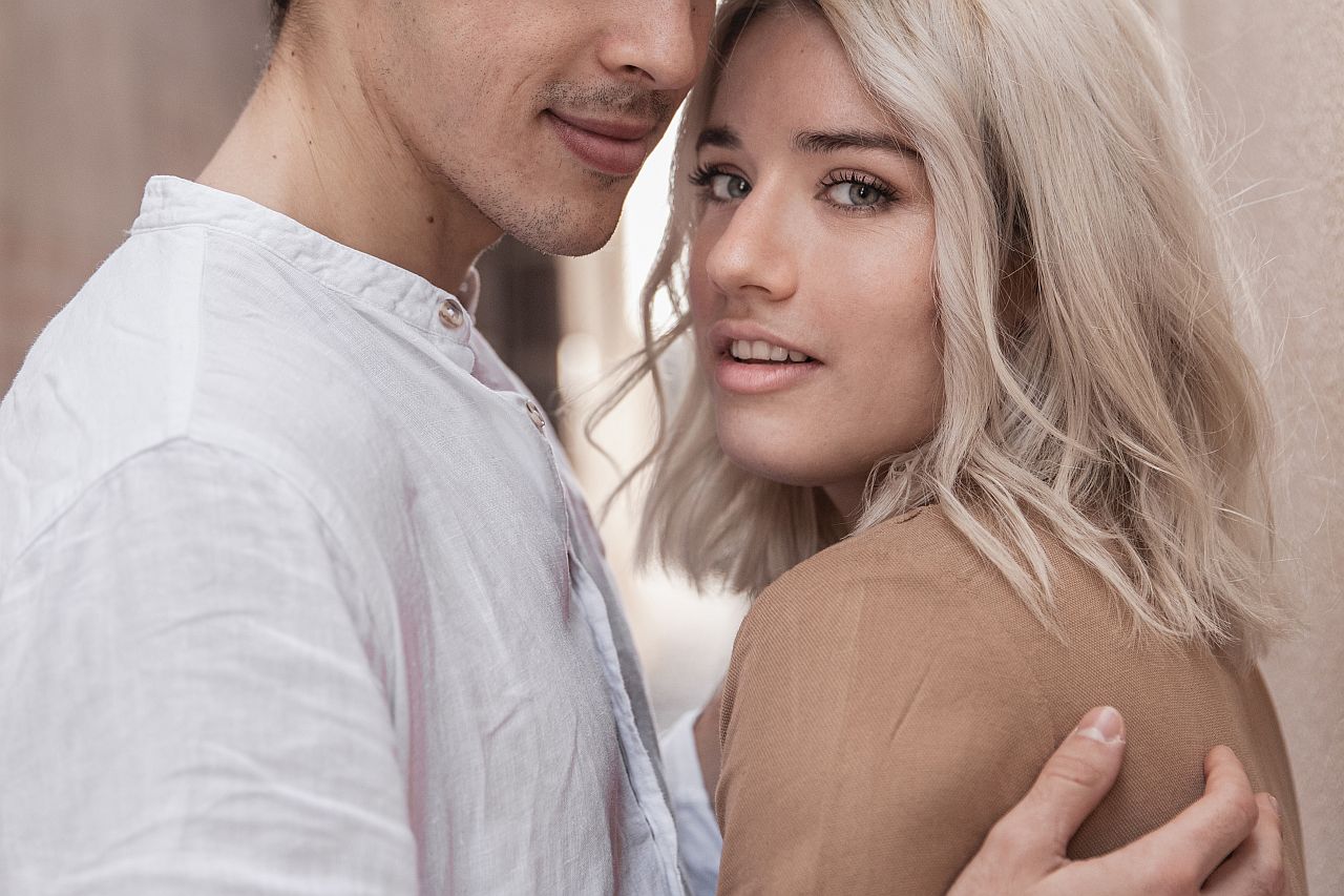 Close-up a unui cuplu în pat perfect pentru sex francez