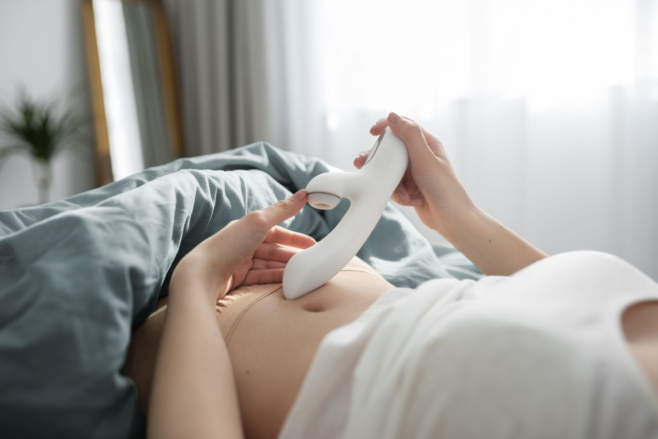 Femeie care se pregătește să se masturbeze