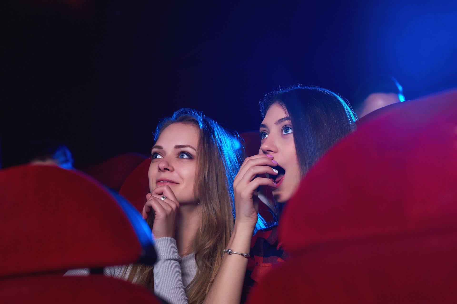 Femeile văd pe cineva făcând sex în cinema