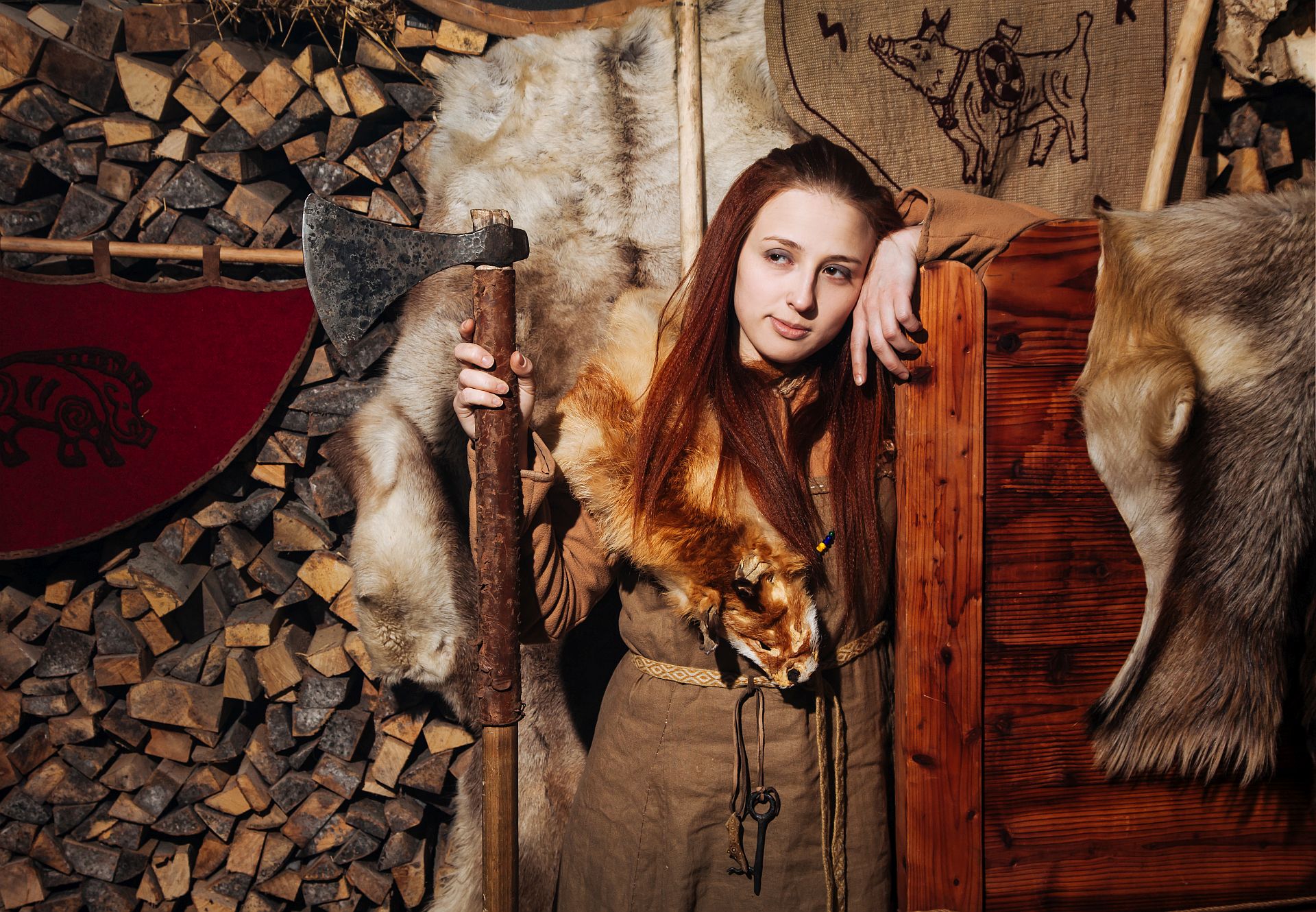 Femeie care așteaptă să facă sex în costum medieval