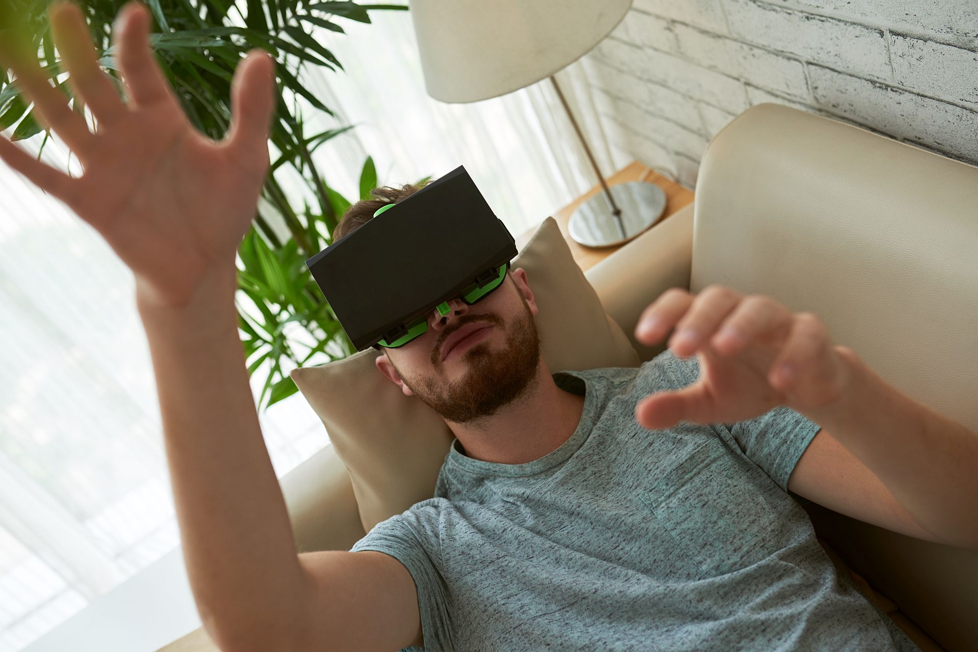 Mężczyzna uprawia sex VR