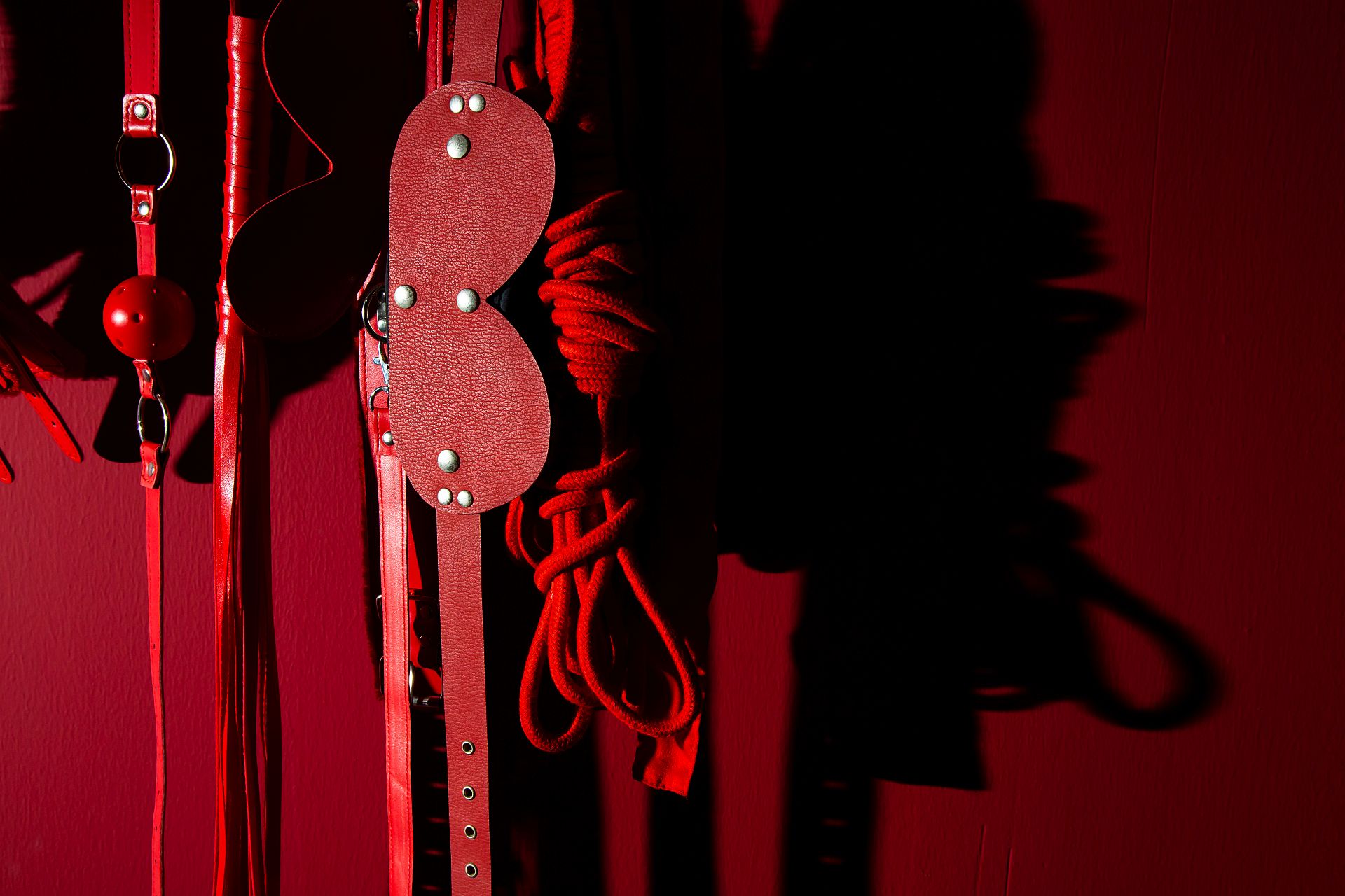accesorii suspendate în camera de sex