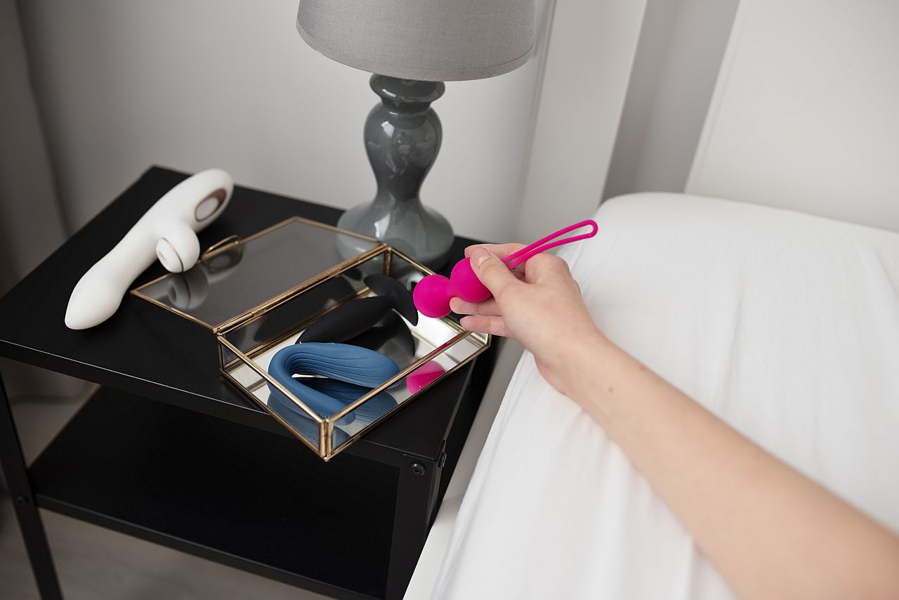 a face sex cu gadgeturi erotice