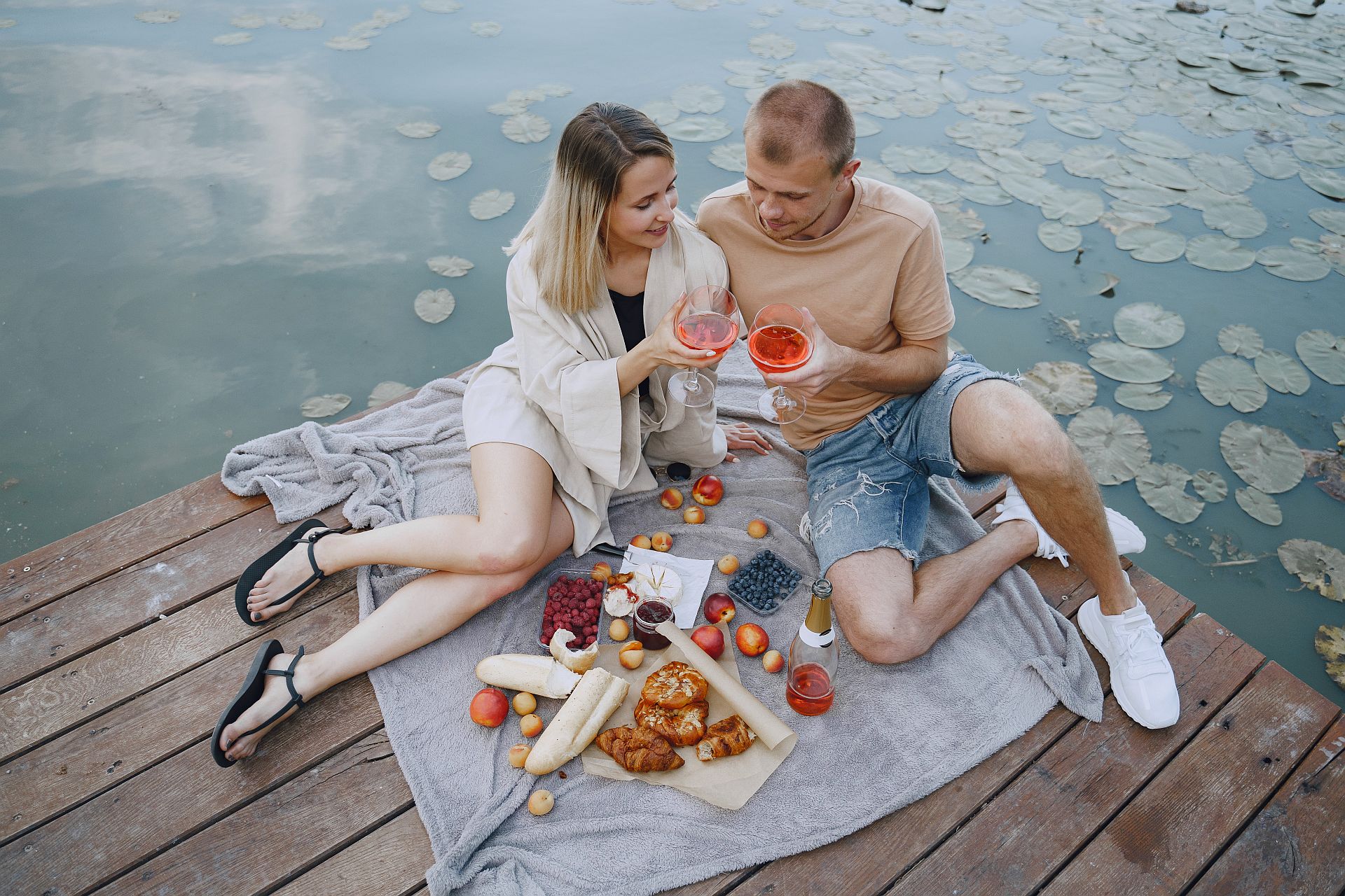 Pregătire pentru un prim-plan la lac