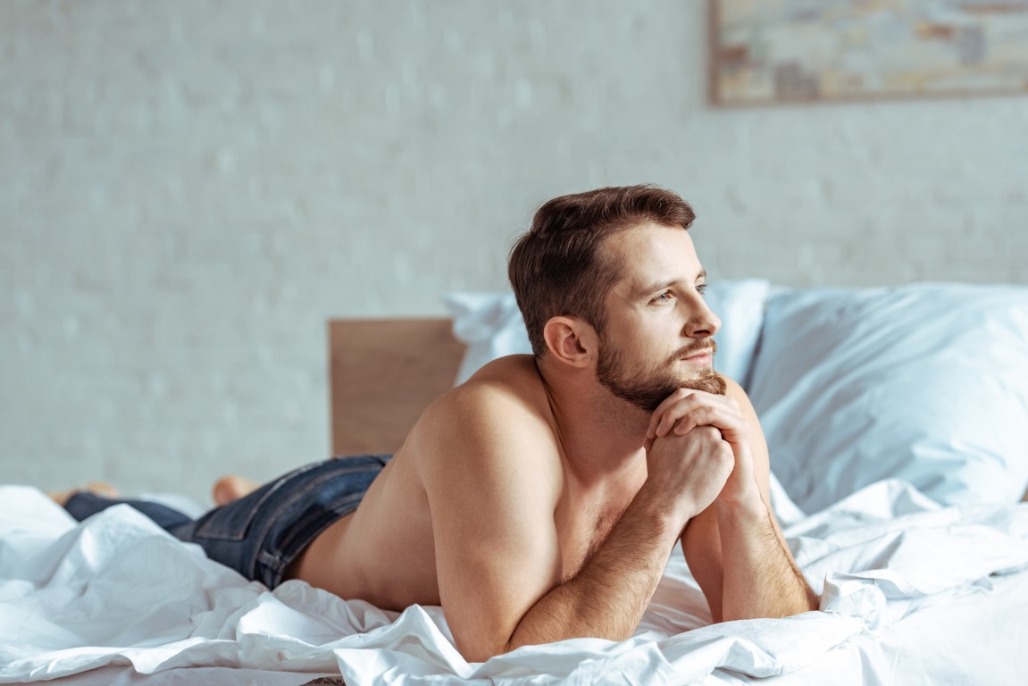 Tânărul se află pe pat, se gândește cum să îmbunătățească ejacularea