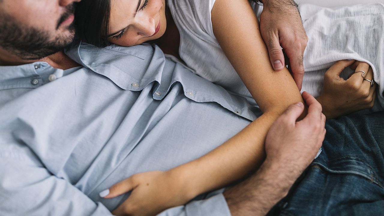 Mężczyzna z impotencją psychogenną wspierany przez partnerkę