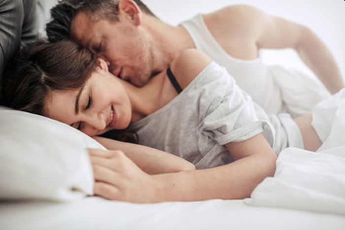 un cuplu îndrăgostit după un masaj erotic