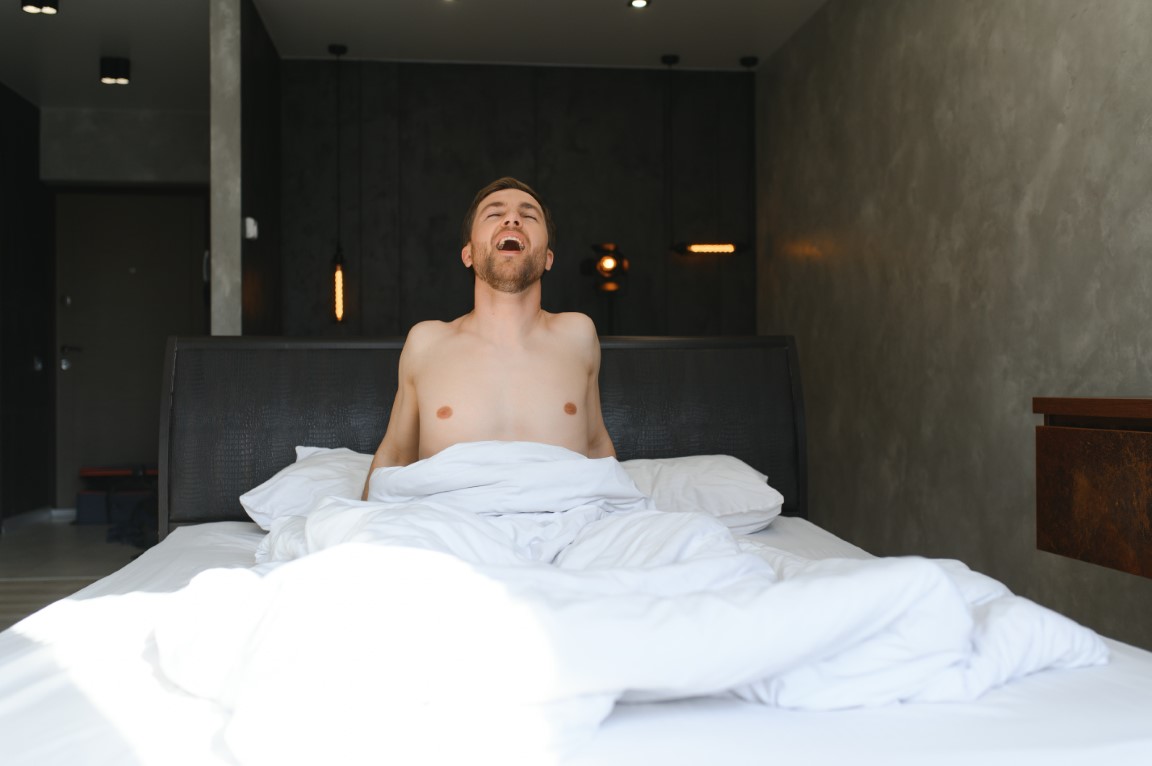 Bărbat excitat după ce a folosit un masturbator diy