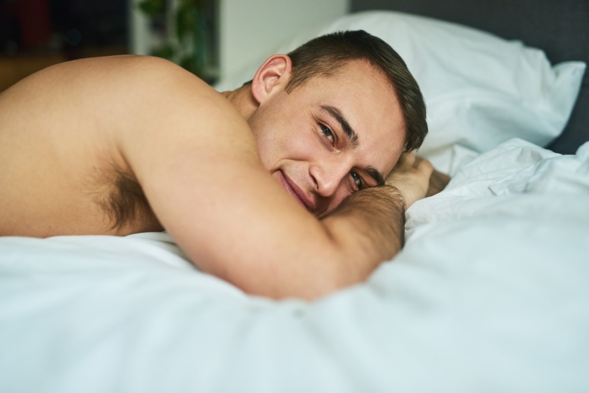 Bărbat relaxat după folosirea păsării artificiale