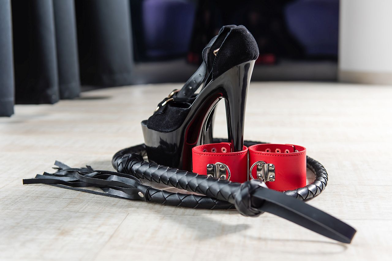 Ballbusting sau abuzul genital masculin - de ce provoacă plăcere?