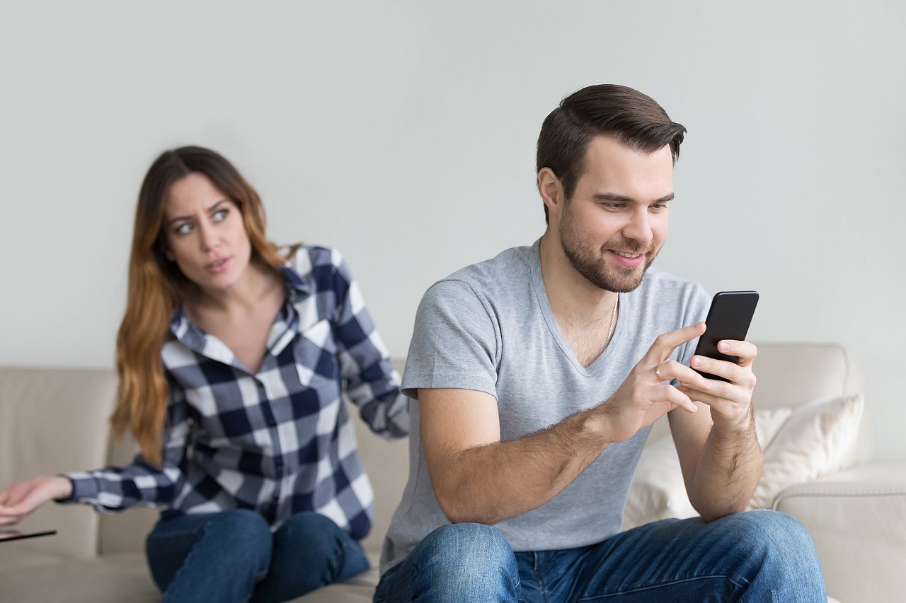 Phubbing - ce este și cum afectează intimitatea într-o relație?