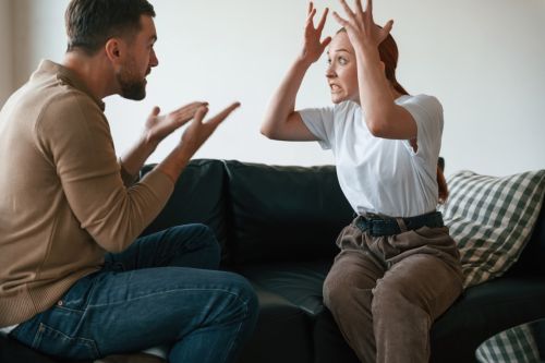 Discuții constante, acuzații și suspiciuni greșite - cum să faci față geloziei într-o relație?