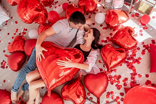 Între iubire și manipulare: love bombing - cum controlează cealaltă jumătate a ta masca iubirii?