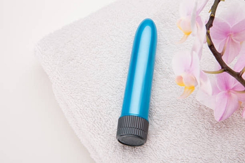 Trioul perfect: tu, ea și un gadget erotic - cum să alegi jucăriile erotice pentru începători?