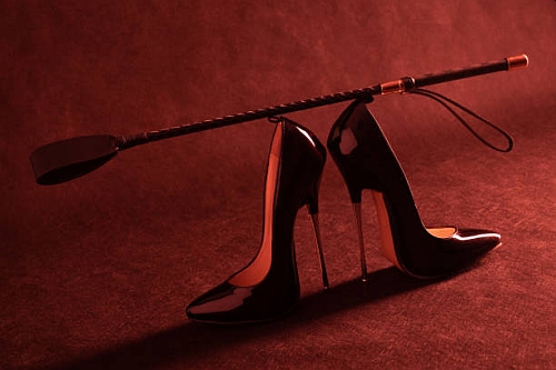 Spanking: arta de a da o palmă erotică? Aflați secretele ritualului de dragoste și accesoriile pentru BDSM